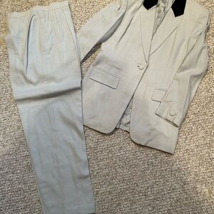 Jones New York Classic Woman’s Dress Suit Grey with Black Collar Size12